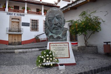 Taxco, Meksika - 10 Ekim 2022: Taxco şehir merkezindeki Juan Ruiz de Alarcon heykelinin resmi