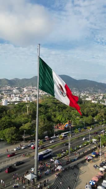 Giant Mexican Flag Waving Flagpole Papagayo Park Acapulco Vertical — Video Stock
