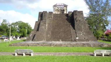 Verazcruz, Meksika 'daki Castillo de Teayo arkeolojik bölgesinin kalıntıları üzerinde yükseldi.