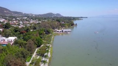 Chapalas Lakeside Splendor: Rıhtım üzerinde büyüleyici bir İHA uçağı