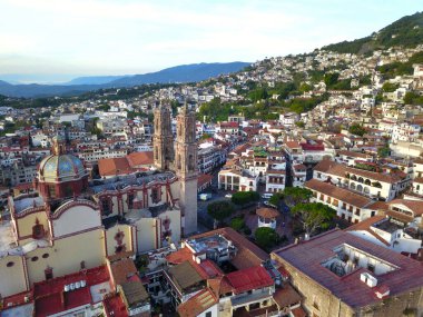 Taxco Center ve Santa Prisca Kilisesi 'nin çarpıcı hava manzarası, Meksika