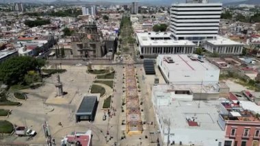 Alcalde Bulvarı 'nın İHA görüntüleri Guadalajara, Meksika' daki Sığınak Tapınağı yakınlarında.