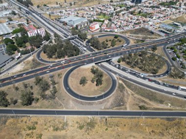 Guadalajaras Vallarta Bulvarı ve Periferico Kavşağı 'nda trafik - Yatay Fotoğraf, Meksika