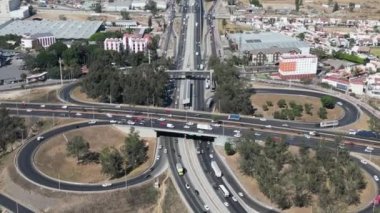 Guadalajaras Vallarta Bulvarı ve Periferico Üstgeçidi 'nde trafik - Yatay Video, Meksika