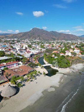 Dikey Görünüm: River Mouth Meet Zihuatanejo Beach - Tranquil Coastal Image, Mexico