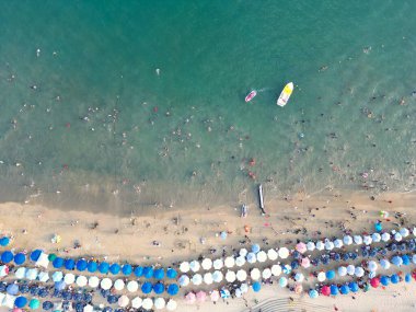 Yukarıdan Aşağı Görünüm: Acapulco 'daki Papagayo Sahili - Şemsiyeler, İnsanlar, Kum ve Tekneler - Büyüleyici Hava Görüntüsü