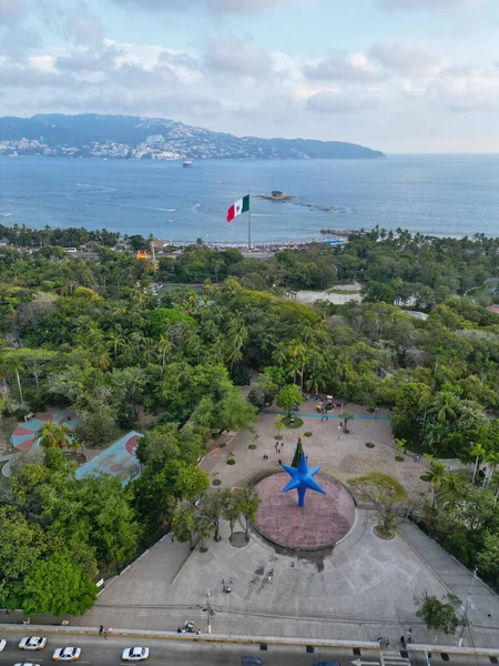 Luchtfoto Papagayo Park Acapulco Verticale Drone Image Showcasing Trees Ocean — Stockfoto