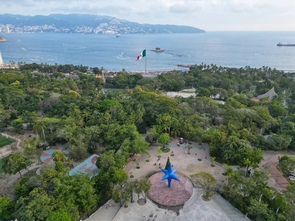Drone View Papagayo Park Acapulco Bomen Zee Vlaggenmast Boeiend Luchtschot — Stockfoto