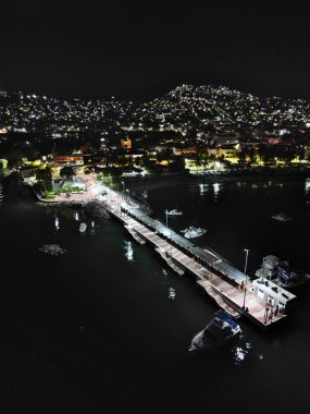 Çapraz Görünüm: Zihuatanejo Limanında Aydınlatılmış İskele - Dikey Vuruş, Meksika