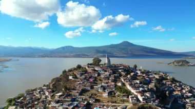 Dronlar: Patzcuaro Gölü 'ndeki Janitzio Adası' nın Hava Videosu - Büyüleyici Yatay Perspektif