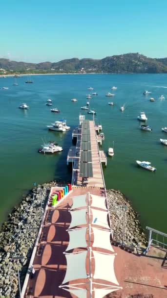Vista Vertical Del Dron Cautivador Metraje Del Muelle Zihuatanejo Mostrando — Vídeos de Stock