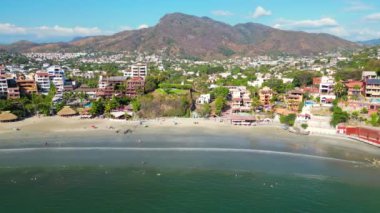 Ters Yüksek İrtifa Yan Çekim: Zihuatanejo 'daki La Madera Sahili' nin Hava Videosu - Yatay Görünüm