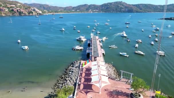 Vista Horizontal Del Drone Cautivador Metraje Del Muelle Zihuatanejo Mostrando — Vídeos de Stock