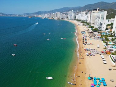 Acapulco Sahili Şemsiyeleri, Oteller ve Azure Waters 'ın Hava Görüntüsü - Yatay Çekim, Meksika