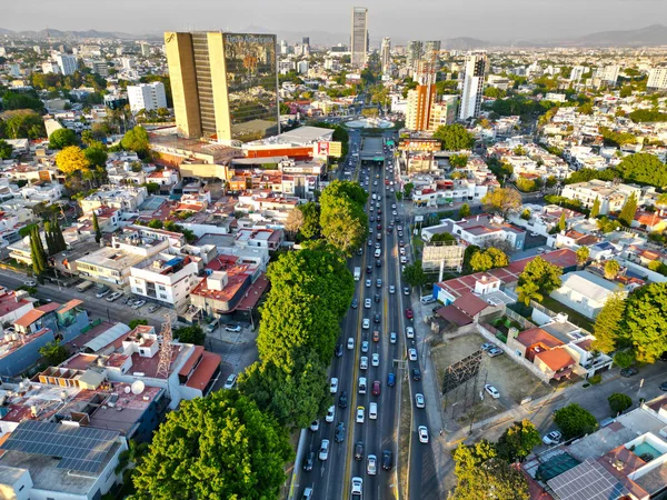 Lopez Mateos Caddesi 'nin Uzaktaki Glorieta Minerva' yla Panoramik Görünümü - Yatay İHA Görüntüsü