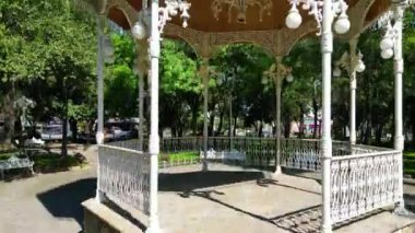 Chapalita Roundabout 'tan Kalkış: Kiosk ile Drone View - Hava Videosu, Meksika