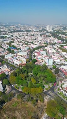 Dikey Hava Perspektifi: Guadalajara 'daki Chapalita Kavşağı üzerinde İHA Uçuşu - Büyüleyici Video