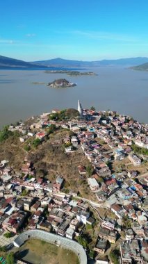 Dikey Yaklaşım: Patzcuaro 'daki Janitzio Adası' na yaklaşan Hava Videosu - Dikey Görünüm, Meksika