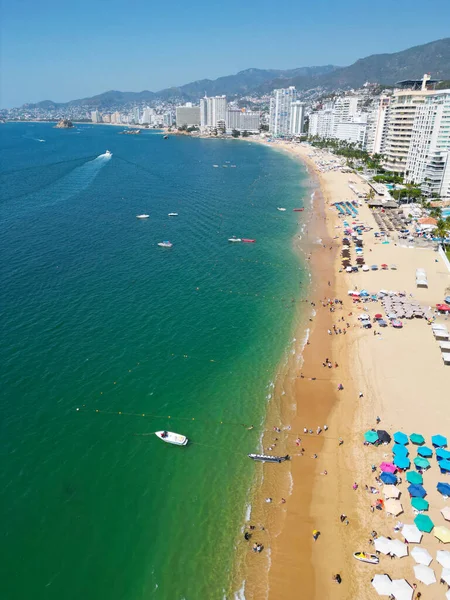 Sahil Sahnesi: Acapulco Sahili Şemsiyeleri, Oteller ve Okyanus, Dikey Hava Manzarası, Meksika