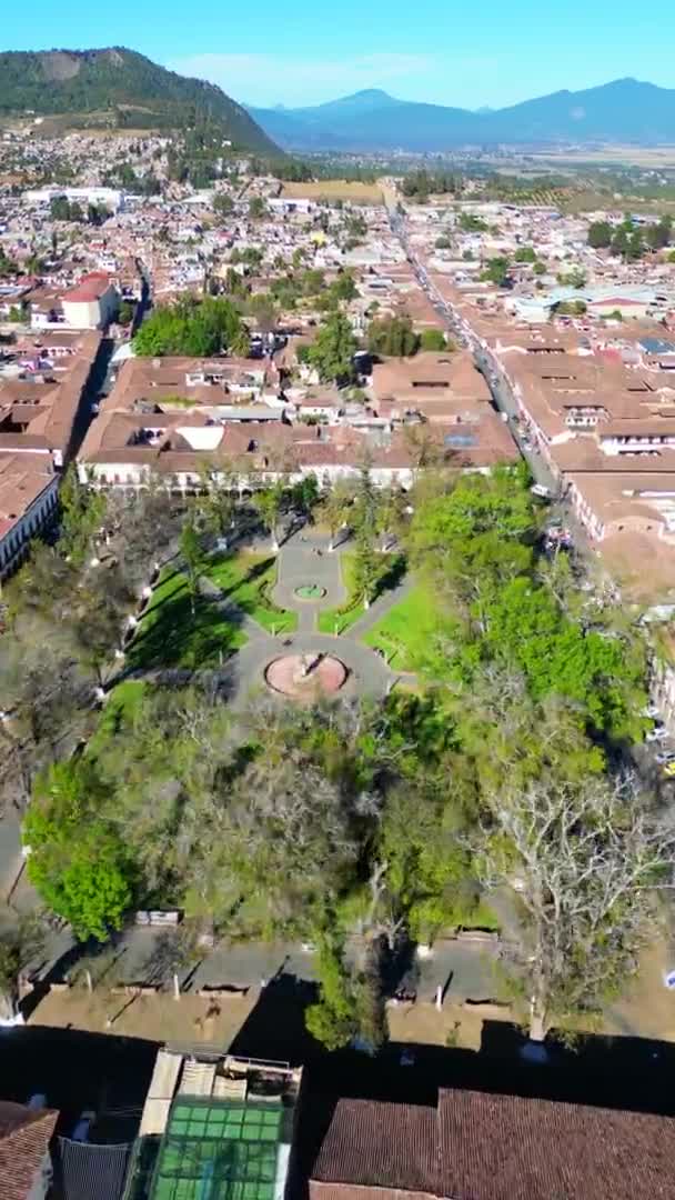 Letecký Pohled Drone Flight Plaza Grande Patzcuaro Vertical Perspective Mexico — Stock video