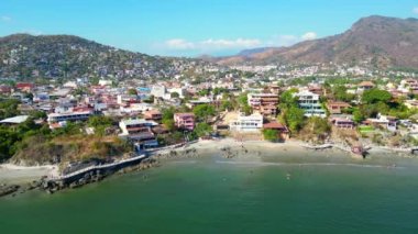Yüksek İrtifa Lateral Shot: Zihuatanejo 'daki La Madera Sahili' nin Hava Videosu - Yatay Görünüm