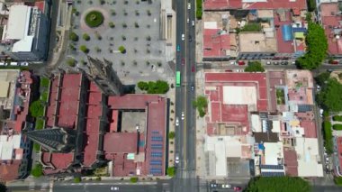 Dikey Panorama: Hava Drone Video Panning Upward to Showcase Expiatorio Temple ve Enrique Diaz de Leon Street