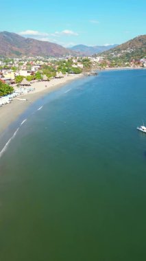 Zihuatanejo Sahili 'nin Hava Yüksek Dikey Görünümü: Kum, Su, Ağaçlar ve Tekneler - Yatay İHA Görüntüleri