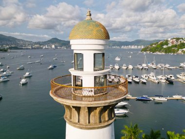 Yatay Yakın Çekim: Acapulco, Meksika 'daki Marina Deniz fenerinin İHA görüntüsü