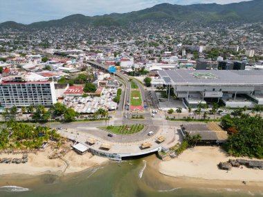 Castera Bulvarı 'ndaki Şehir Trafiğini ve Acapulco, Meksika' daki Otoyol 'daki İHA görüntüsü