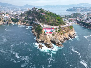 Hava Görünümü: Sinfonia del Mar, Acapulco 'da Açık Hava Oditoryumu - Kayalıklarla Uzak Yatay Çekim