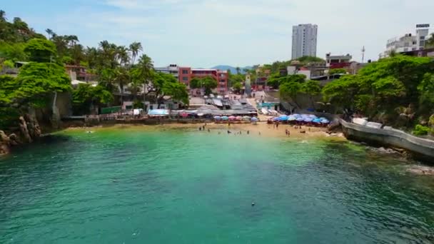 Ritirarsi Dalla Spiaggia Angosta Aerial Drone Video Acapulco Messico — Video Stock