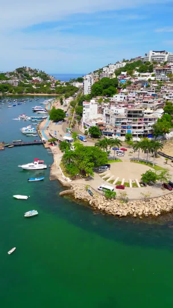 Dikey Videosu Acapulco Daki Ünlü Adamlar Rotunda Etrafında Yanal Hareket — Stok video