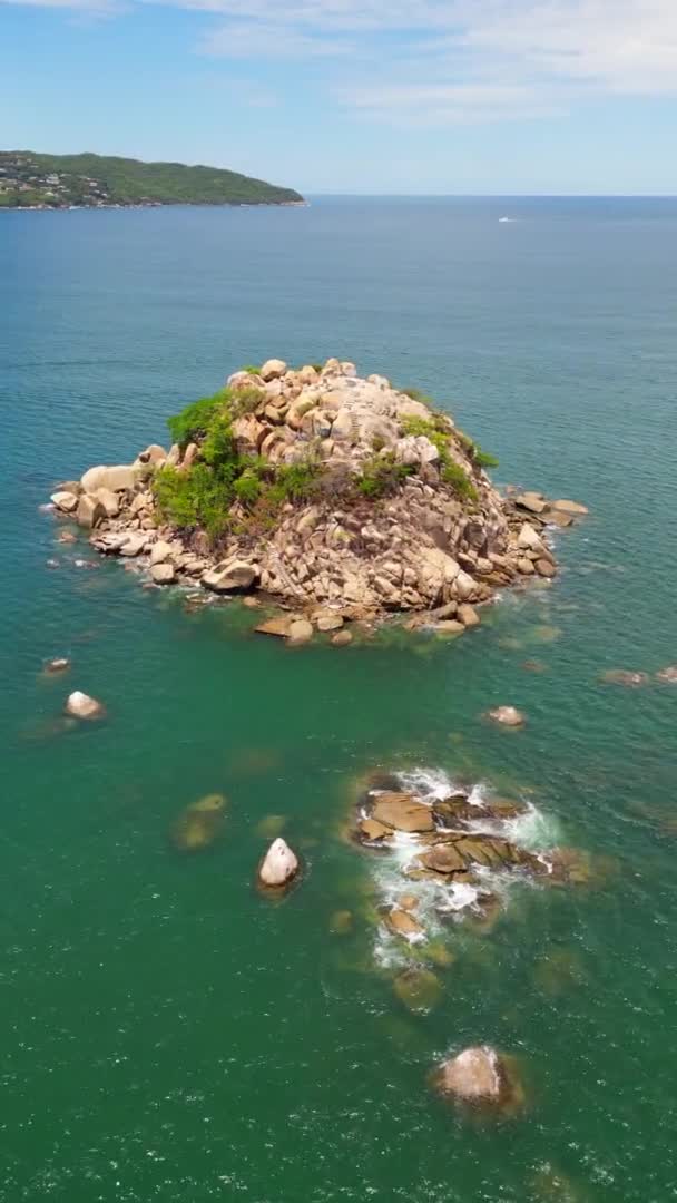 Kreisförmige Bewegung Vertikales Drohnenvideo Über Der Insel Morro Acapulco Mexiko — Stockvideo