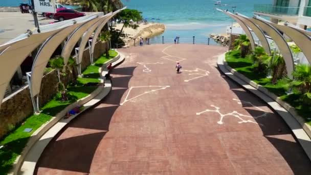 水平空中射击 Mirador Plaza Quebec Diana Roundabout Acapulco Mexico — 图库视频影像