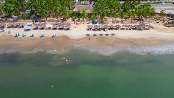 Vista Aérea Playa Tamarindo Acapulco Drone Video Capturando Paraguas Olas — Vídeos de Stock