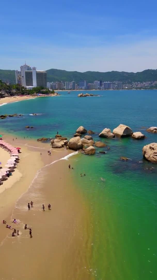 Függőleges Drón Condesa Beach Felett Sziklás Alakzatok Felé Acapulco Mexikó — Stock videók