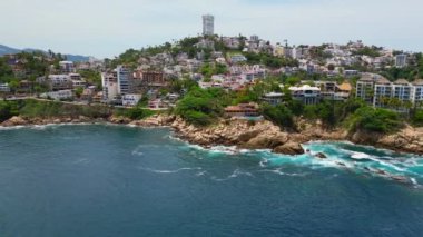 Drone Video: La Angosta Beach ve Sinfonia del Mar, Acapulco 'nun Manzaralı Panoraması