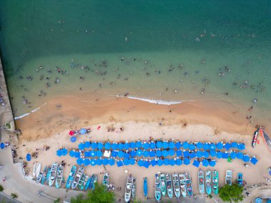 Cenital Beach View: İHA Manzarası Playa Tlacopanocha 'yı Orta Acapulco, Meksika' da Yakalıyor