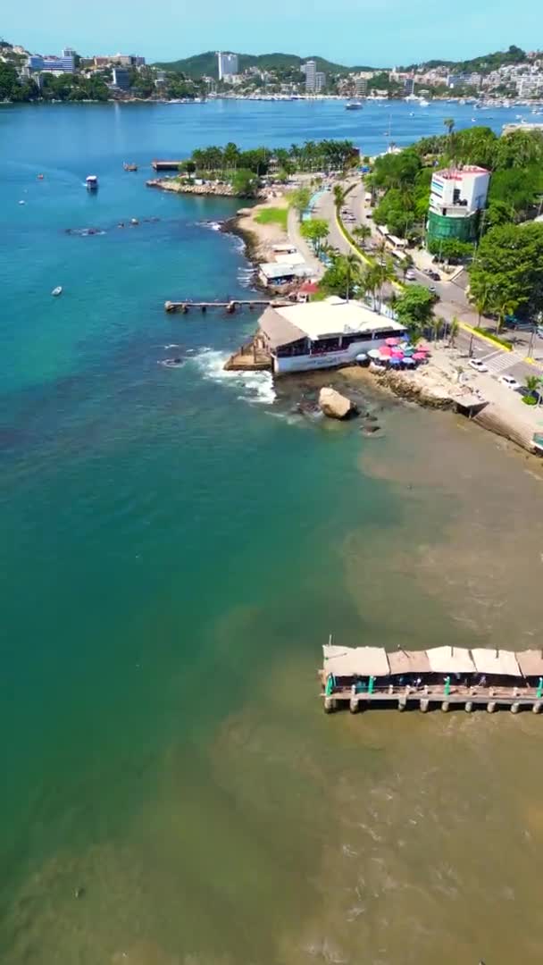 Függőágyak Beach Vertical Lenyűgöző Drón Perspektívája Hullámok Partvonal Nyugalom Acapulco — Stock videók