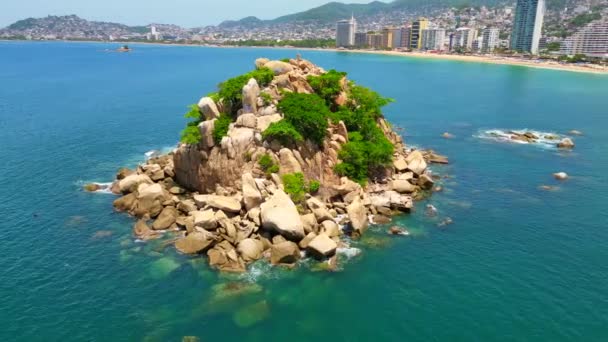 Drone Video Okrągły Ruch Wokół Wysepki Morro Acapulco Meksyk — Wideo stockowe