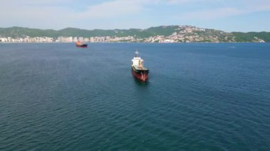 Hava Çevresi: Acapulco Körfezi, Meksika 'daki bir kargo gemisinin etrafında İHA uçuşu