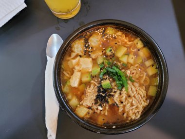 Kore Ramen Zarafeti: Savory Bowl Restoranının Zenital Parıltısı