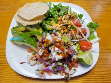 Mutfak Sanatları: Vibrant Ceviche ve Tahta Masada Taze Salata, Meksika