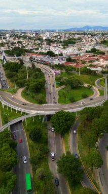 Şehir Nabzı: Guadalajara Meksika 'da Los Cubos kavşağının dikey insansız hava aracı görüntüsü