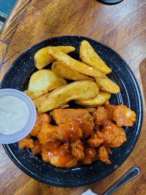 Lezzet Patlaması: Meksika 'da Kızartmalı Buffalo Sosu Kemiksiz Kanatlarının Dikey Görünümü