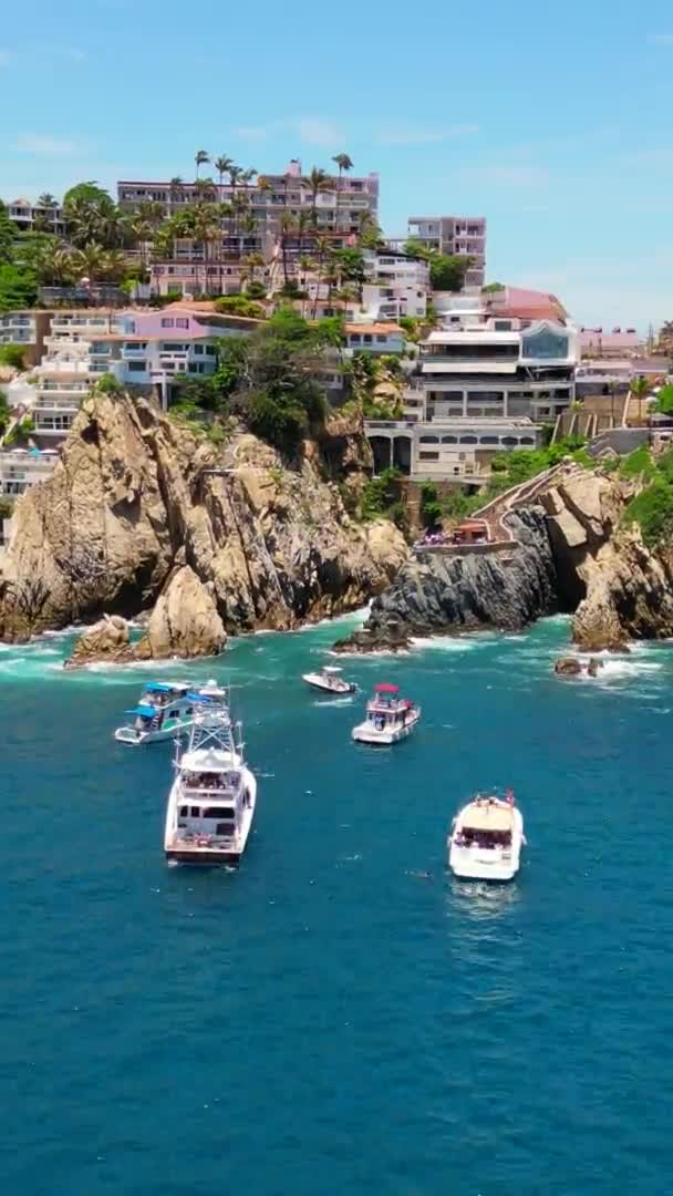 Coastal Elegance Annäherung Die Quebrada Mit Yachten Vom Meer Aus — Stockvideo