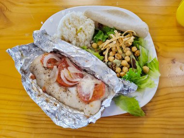 Lezzetli Balık Papillote Taze salata ile Tahta Masa, Meksika