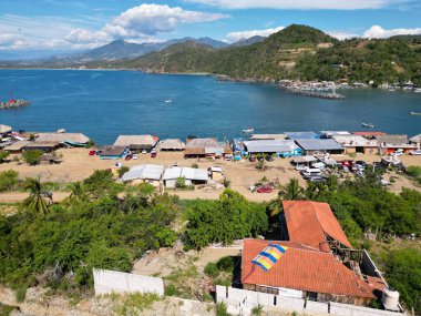 Hava aracı fotoğrafı, hareketli Vicente Guerrero Limanı, Guerrero Eyaleti üzerinden denize doğru ilerliyor.