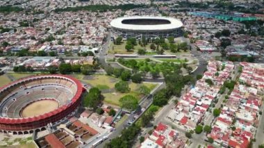 Yükselen İHA 'lar Jalisco Stadyumu' na Yolculuk ve Nuevo Progreso Bulvarı, Meksika