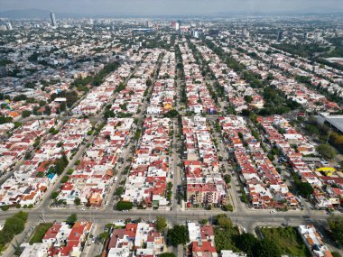 Guadalajara 'nın hareketli şehrinde yer alan Mirador del Sol' un yoğun yerleşim alanını gösteren geniş bir hava görüntüsü var.